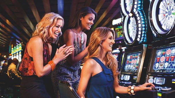 Antarmuka aplikasi mobile ligalotus menampilkan permainan slot dan taruhan olahraga